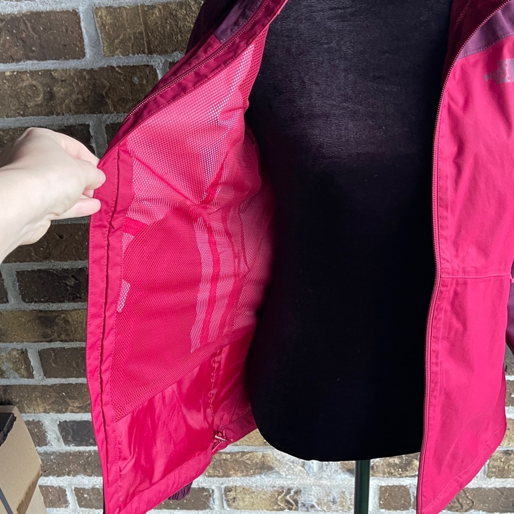 THE NORTH FACE Burgundy and Red Windbreaker Jacket - Picture 9 of 12